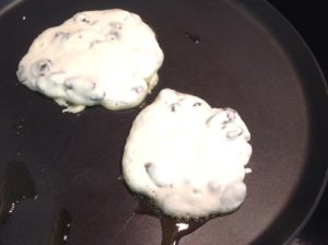 Raisin pancakes cooking