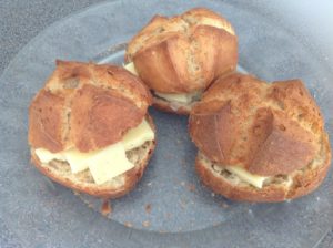 cheapy bread rolls with cheese