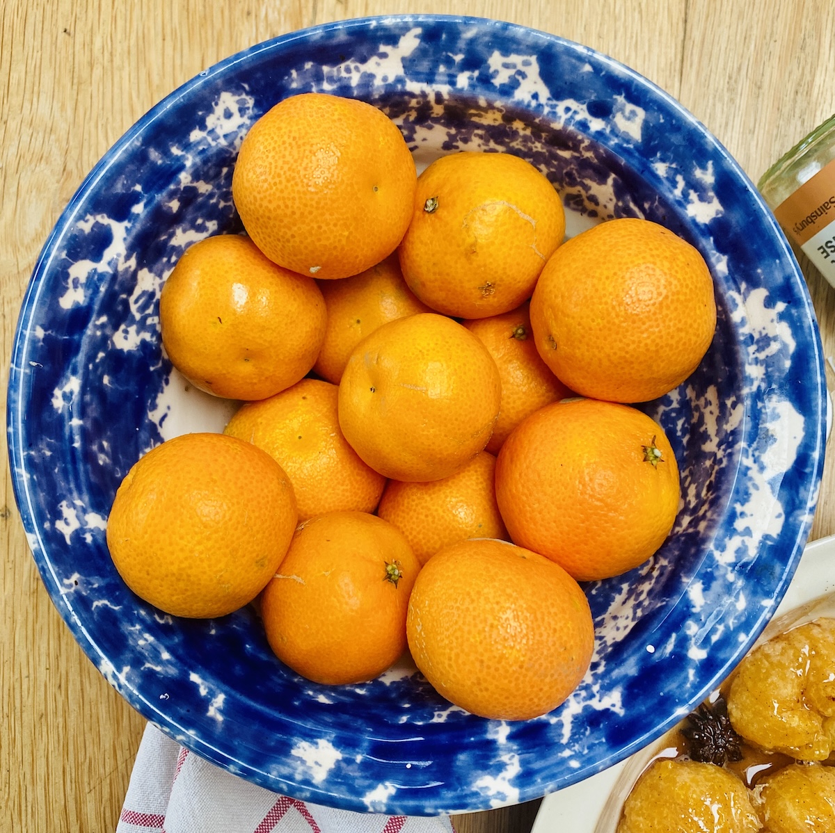 A blue dish of clementines. 